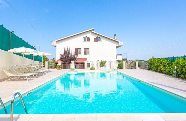 Nice apartment for 6 people with private pool, WIFI, A/C, TV, patio, pets allowed and parking
