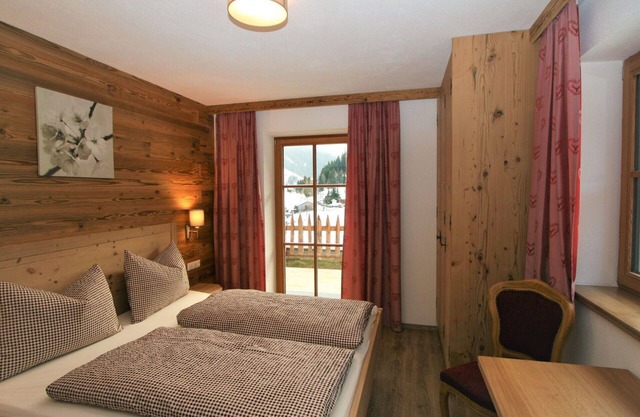 Nice apartment for 10 guests with WIFI, TV, patio and parking