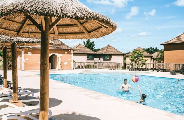 Nice apartment for 4 people with WIFI, pool, TV, terrace, pets allowed and parking