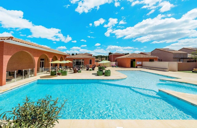 Nice apartment in villa for 4 people with WIFI, pool, TV, terrace, pets allowed and parking