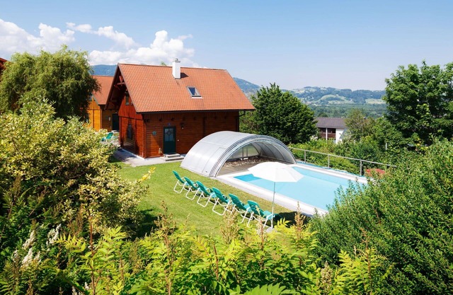 Nice apartment in villa for 4 people with pool, WIFI, TV, terrace, pets allowed and parking
