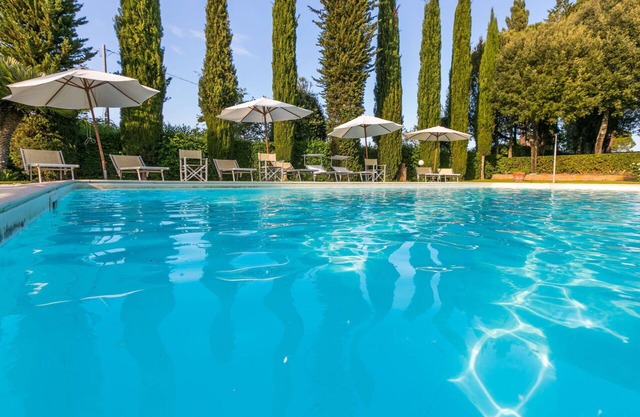 Nice apartment in villa for 5 people with pool, WIFI, TV, patio and pets allowed