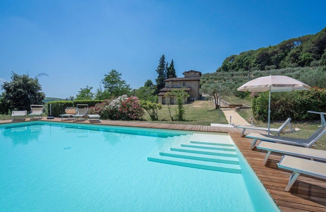 Nice apartment in villa with WIFI, A/C, pool, TV and pets allowed, close to San Gimignano
