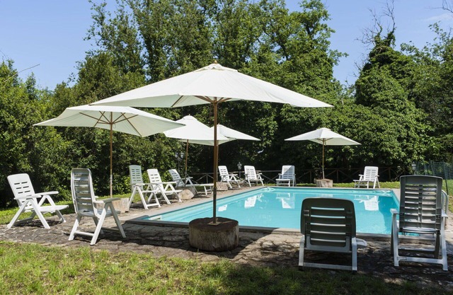 Nice apartment in villa for 4 people with pool, WIFI, TV, patio and pets allowed