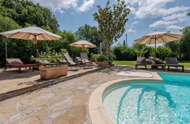 Nice apartment in villa for 5 people with pool, A/C, WIFI, TV, patio, pets allowed and parking