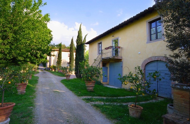 Nice apartment in villa with pool, WIFI, TV, patio and panoramic view, close to San Gimignano