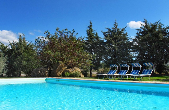 Nice apartment in villa for 5 people with WIFI, pool, TV and veranda