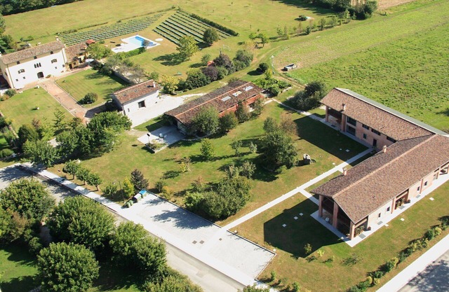 Nice apartment in villa for 4 people with pool, WIFI, A/C, TV, terrace, pets allowed and parking