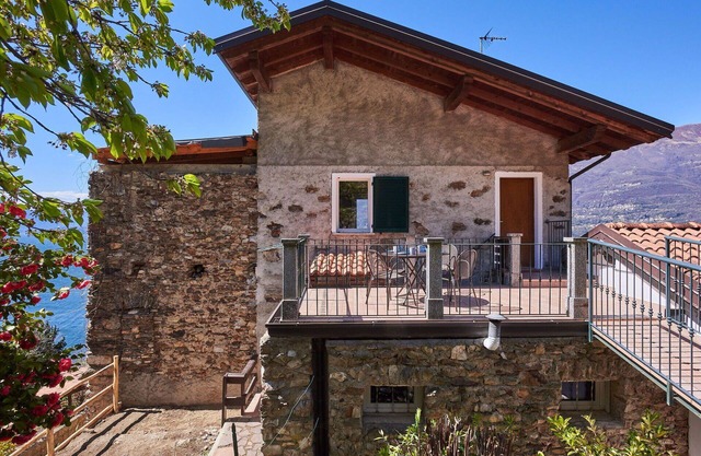 Nice apartment in villa for 12 guests with A/C, WIFI, TV, patio and pets allowed