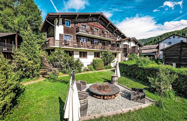 Nice apartment in villa for 23 people with WIFI, hot tub, terrace and parking