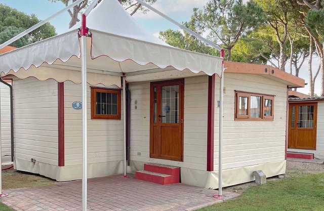 Nice apartment in villa with pool, A/C, WIFI, TV, terrace, pets allowed and parking
