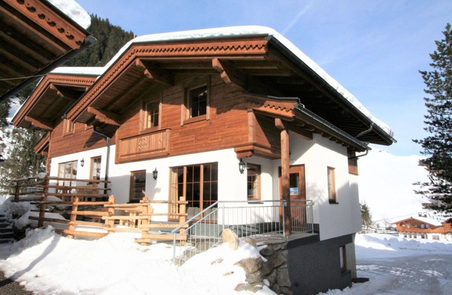 Nice apartment in villa for 9 guests with WIFI, TV, terrace and parking