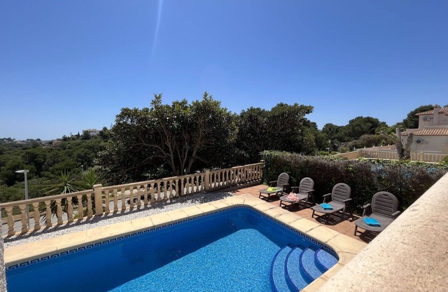 Nice apartment in villa with WIFI, private pool, A/C, TV, terrace, pets allowed and parking
