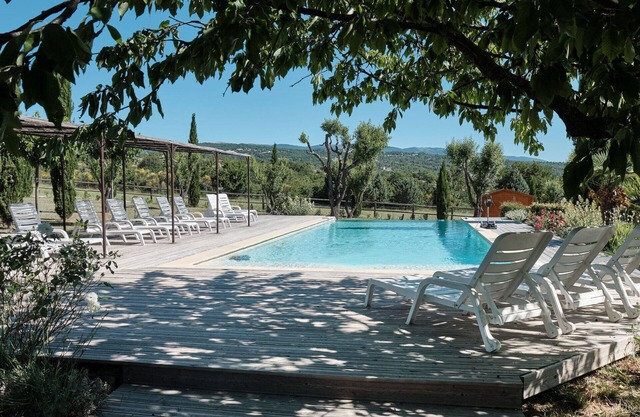 Nice apartment in villa for 4 people with WIFI, pool, patio, pets allowed and parking