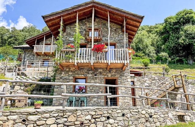 Nice apartment in villa for 4 people with WIFI, TV, patio and pets allowed