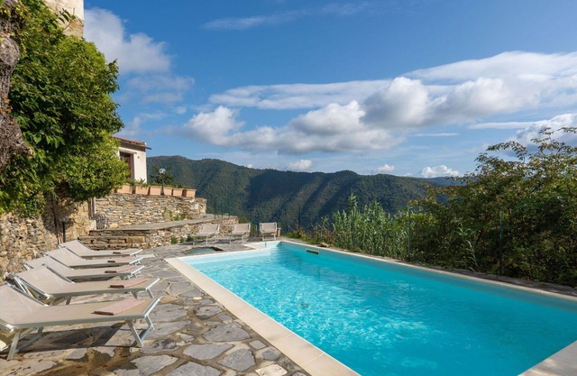 Nice apartment for 6 people with pool, WIFI, TV, terrace, pets allowed and panoramic view
