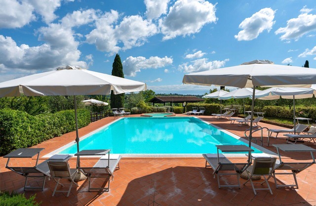 Nice apartment with A/C, pool, WIFI, TV, veranda, panoramic view and parking, close to San Gimig.