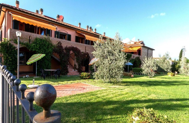 Nice apartment with A/C, WIFI, pool, TV, veranda, panoramic view, parking, close to San Gimignano