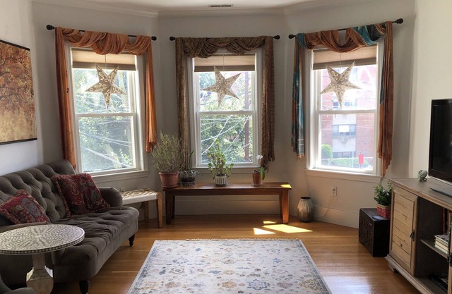 Nice bedroom in a Cool Apartment!
