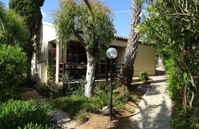 Nice centrally located bungalow directly on the sandy beach