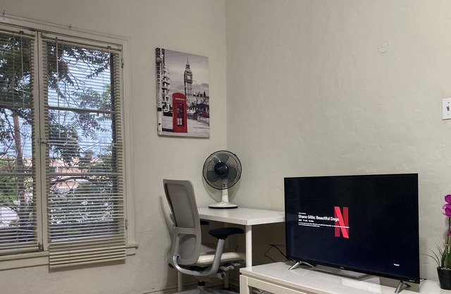Nice, cozy studio in the heart of Glendale