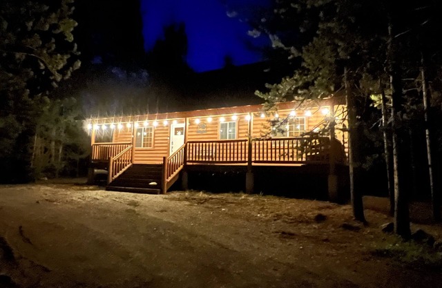 Nice fairly new log cabin. Close to fishing. 30 minutes to Yellowstone. Sleeps 7