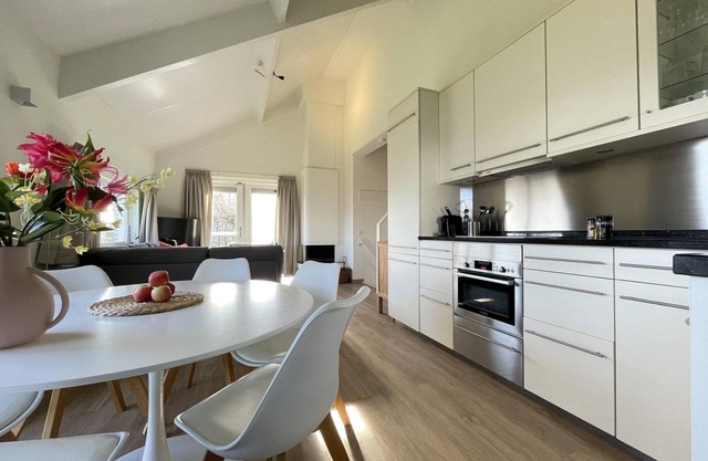 Nice holiday home with large garden overlooking the Langweerder Wielen water