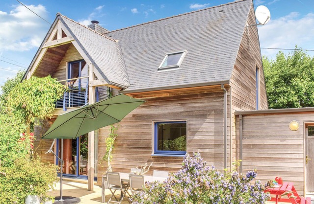 Nice home in Plounéour-Trez with sauna