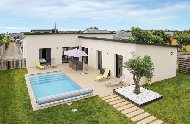 Nice home in Saint-Pabu