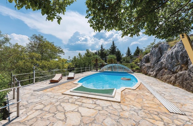 Nice home in Siveric with WiFi