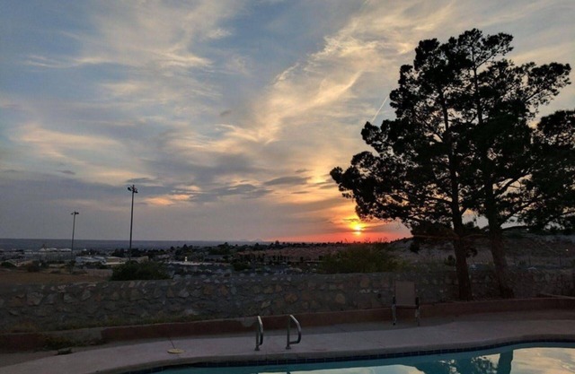 Nice House. beautiful view. Fire place, Swimming pool, Heated Jacuzzi
