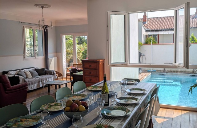 Nice House with Swimming Pool. Chic Area.