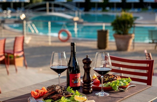 Nice apartment in villa for 4 guests with WIFI, hot tub, A/C, pool, TV and terrace