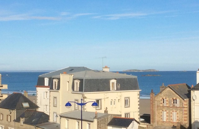 Nice sea view studio, beautiful balcony, wifi, 50 m beach and shops