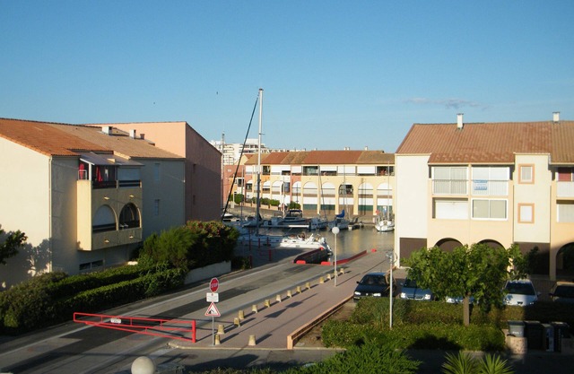 Nice studio view port. Beach and sea at 50 meters.
