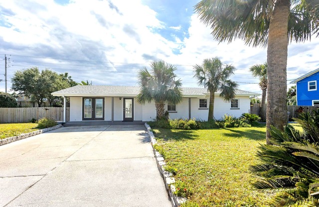 Nicely decorated 4 bedroom Sound View Home w/Large Back Yard! Pet friendly!