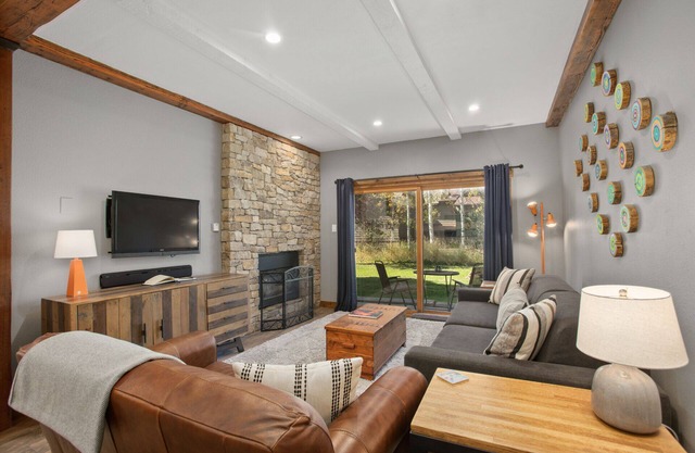 Nicely Updated, Private Washer/Dryer, Outdoor Pool and Hot Tub, Free Bus Route