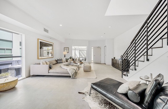 Nicest building in beach area 1 block from Venice Pier and Beach. Designer Done.
