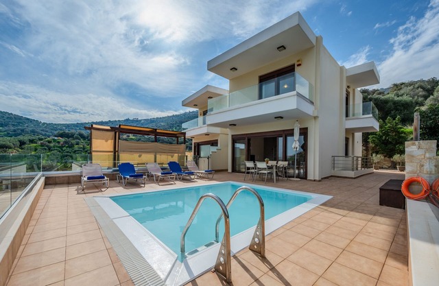 Nikos Villa in Palaiokastro near the beach and taverns
