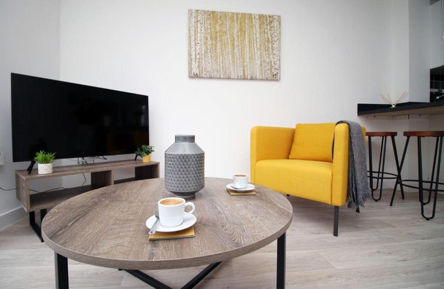 No 1 Marina Walk by SSW 3BR, Free Parking, Sleeps 5 Close to Marina, City Centre, Beach and M4