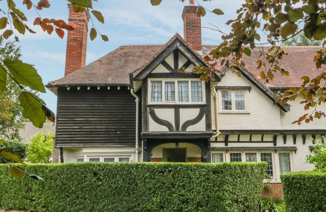 NO. 1 THE ROSERIES, family friendly, with a garden in Thornton Hough
