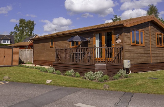 NO 22 CHERRY BLOSSOM, pet friendly, with hot tub in Wilberfoss