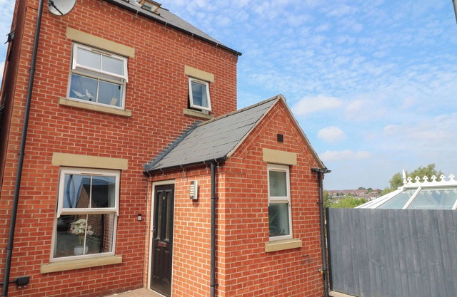 NO 39, pet friendly, with a garden in Ashbourne