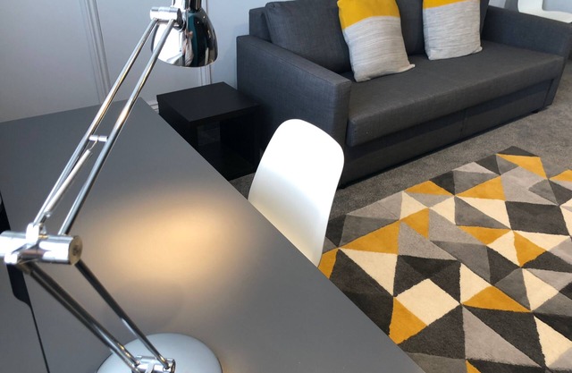 No. 5 Modern Fully-equipped Flat in Beaconsfield New Town easy walk to Station