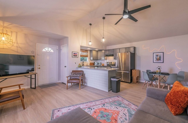No Cleaning Fee!~King Bed~Near Dickies,TCU, cultural district~Sleeps 6