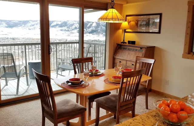 No-joke View, A/C, Remodeled, Free Ski Shuttle, Stocked Kitchen, Super Clean!