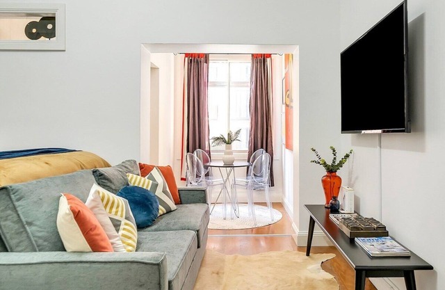 Noir' - Luxury Potts Point Apartment. Cafes, bars and restaurants at your door.