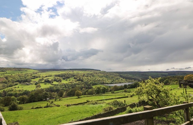 NOOK FARM HOLIDAY COTTAGE, family friendly in Stocksbridge