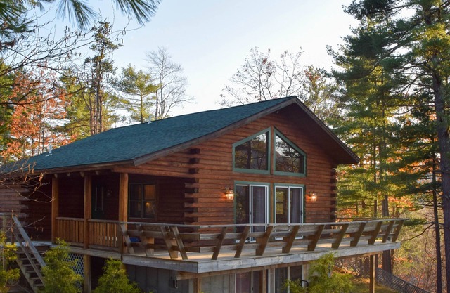 North Conway-Bartlett Log Cabin with Panoramic Mt. Views! Pet friendly.