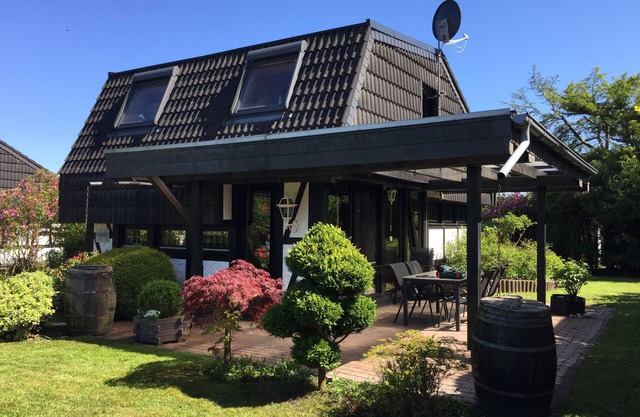 North Sea vacation home ROBBE in Burhave - directly at the DEICH! Pets welcome!
